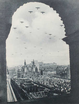 Moscow. [Москва. Фотоальбом]. M.; L.: State art publishers, 1939.